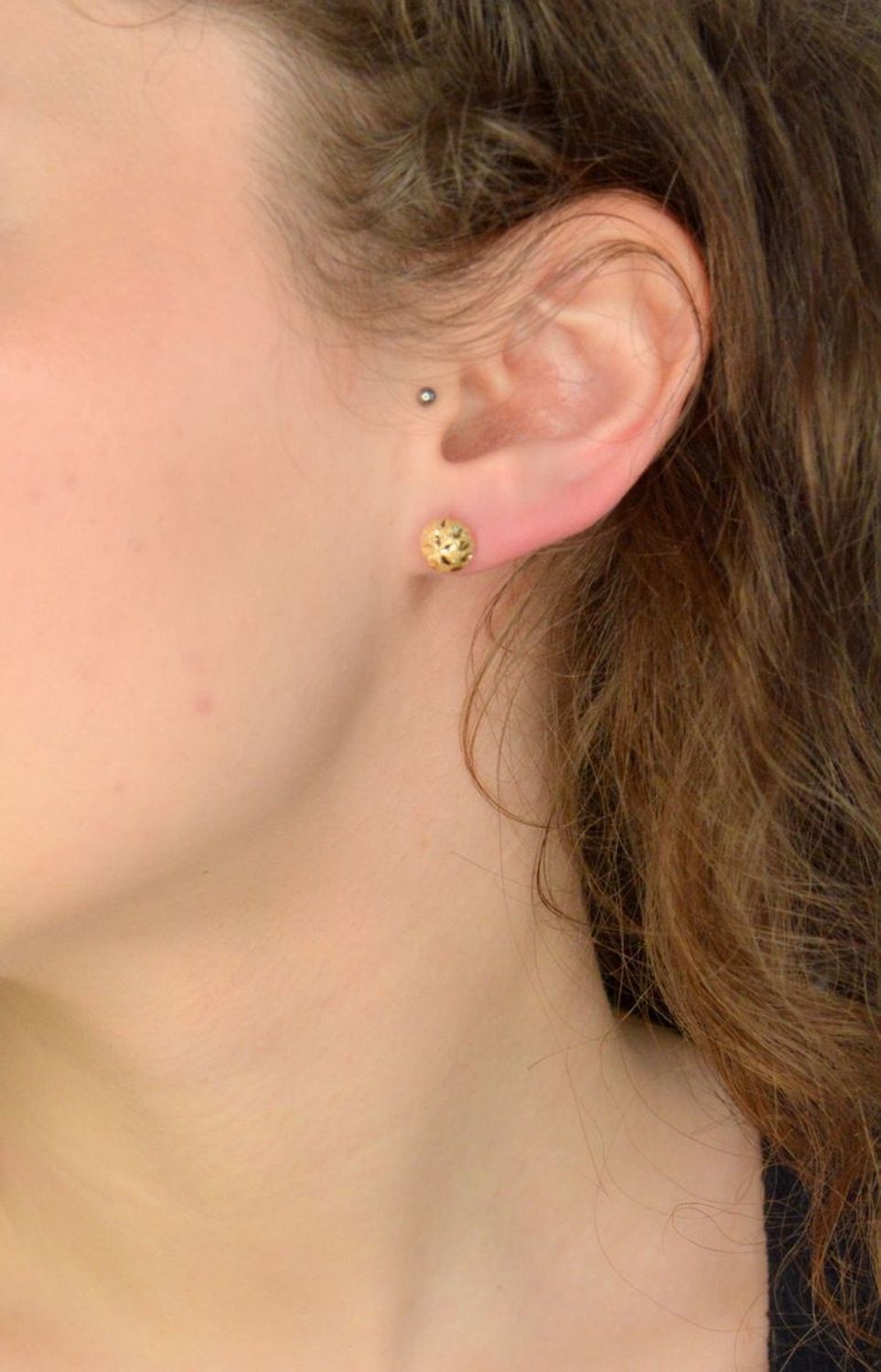 Złote kolczyki damskie 585 grawerowane wkrętki półkule DIA-KLC-5363-585 8mm Złote kolczyki zostały wykonane z najwyższej jakości złota próby 585. Złote kolczyki zostały ozdobione grawerowaniem.1.jpg